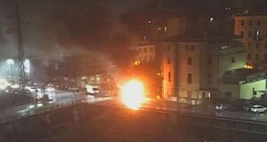 A fuoco chiosco di fiori di piazza Romagnosi a Genova