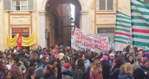 Scuole d’infanzia e asili, presidio a Tursi: consiglio sospeso