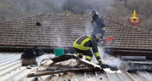 Gazzolo, intervento dei vigili del fuoco per l’incendio di un tetto