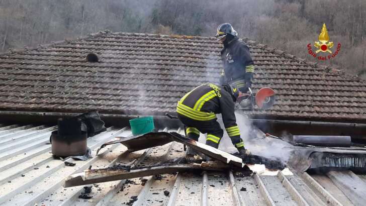 Gazzolo, intervento dei vigili del fuoco per l’incendio di un tetto