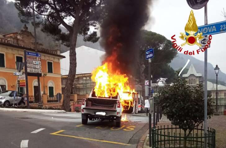 Auto a fuoco sulla Ruta di Camogli, fiamme spente dai VVF