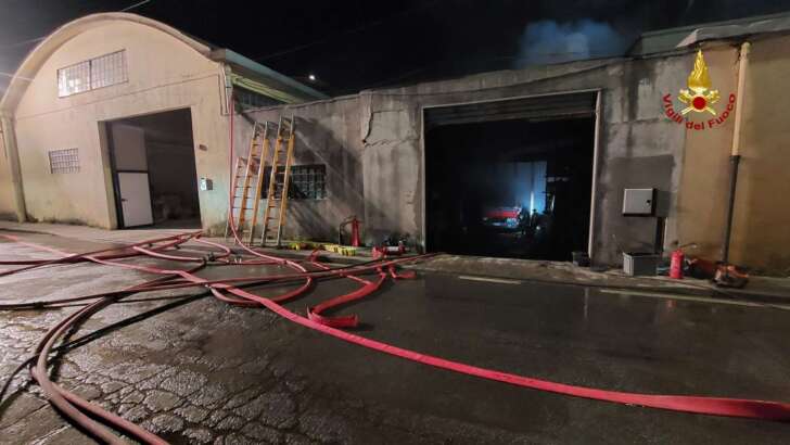 A fuoco capannone a Busalla, fiamme spente dai VVF