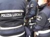 Genova, turista colpito da arresto cardiaco in piazza Caricamento: salvato dalla Polizia Locale Genova, turista colpito da arresto cardiaco in piazza Caricamento: salvato dalla Polizia Locale