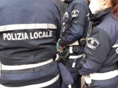 Genova, turista colpito da arresto cardiaco in piazza Caricamento: salvato dalla Polizia Locale Genova, turista colpito da arresto cardiaco in piazza Caricamento: salvato dalla Polizia Locale