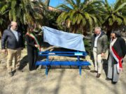Una panchina dedicata alla bigenitorialità