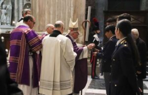 Olio di Capaci donato dal questore a mons. Devasini di Chiavari Olio di Capaci donato dal Questore a Mons. Devasini di Chiavari