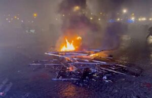 Francia, alzata età pensioni: è guerriglia urbana a Parigi Francia, alzata età pensioni: è guerriglia urbana a Parigi