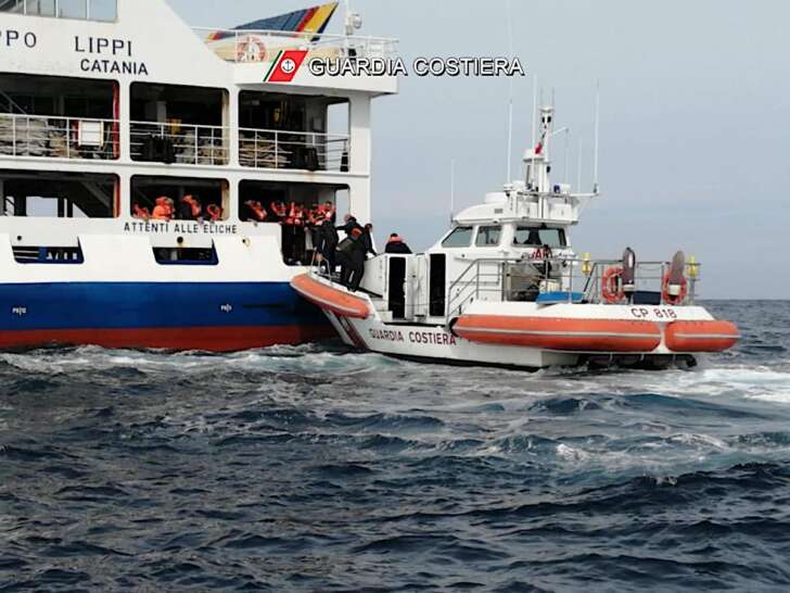 Incendio su traghetto: Guardia Costiera salva passeggeri
