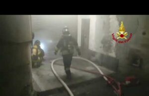 Via Mosso, incendio scaturito da un box | Video Via Mosso, incendio scaturito da un box