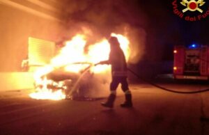 Motorini, cassonetti e un’auto in fiamme nelle vie di Genova