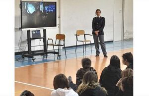 La Polizia incontra studenti Scuola primaria Castillo a Sanremo La polizia incontra studenti Scuola Primaria Castillo a Sanremo