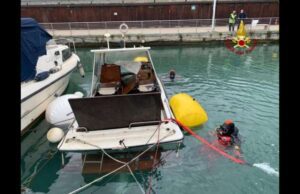 I vigili del fuoco recuperano barca affondata a Pra’ | Video