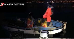 Pesca abusiva di cozze, la capitaneria individua imbarcazione alla Spezia