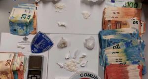 Senegalese fermato dalla polizia locale reagisce e cerca d'ingerire il crack