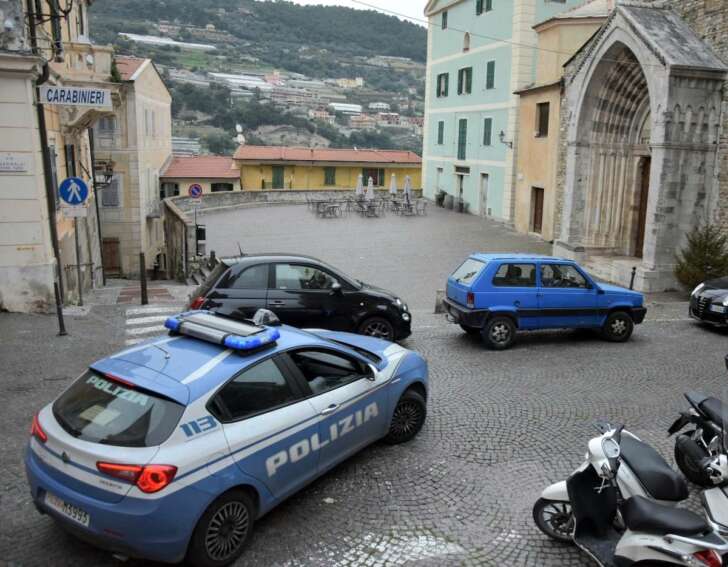 Ventimiglia, rumeno alterato urta quattro auto: arrestato