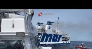 Incendio su traghetto: Guardia Costiera salva passeggeri