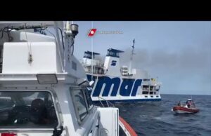 Incendio su traghetto: Guardia Costiera salva passeggeri Incendio su traghetto: Guardia Costiera salva passeggeri