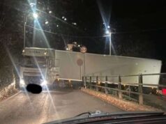 Autostrada chiusa, tir esce e rimane incastrato sulla strada di Stella