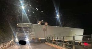 Autostrada chiusa, tir esce e rimane incastrato sulla strada di Stella