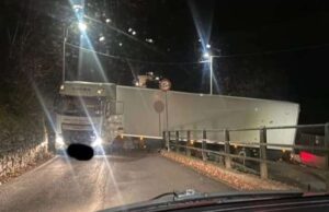 Autostrada chiusa, tir esce e rimane incastrato sulla strada di Stella