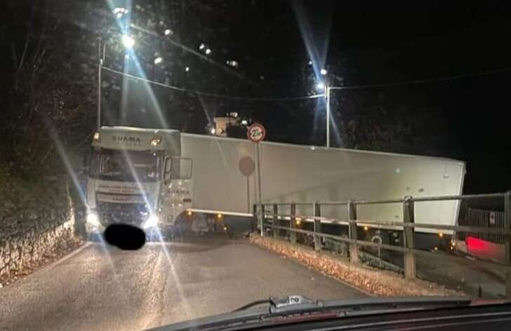 Autostrada chiusa, tir esce e rimane incastrato sulla strada di Stella