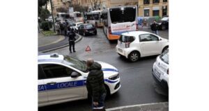Bus si guasta in piazza Martinez: traffico congestionato