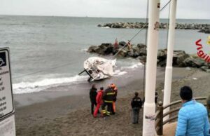 Barca a vela arenata a Pegli, l’intervento di salvataggio della Polizia Barca a vela arenata a Pegli, l’intervento di salvataggio della polizia