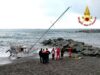 Barca a vela si arena sulla spiaggia di Pegli