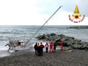 Barca a vela si arena sulla spiaggia di Pegli