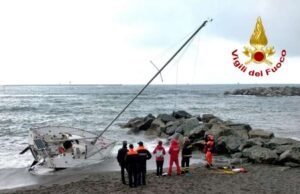 Barca a vela si arena sulla spiaggia di Pegli Barca a vela si arena sulla spiaggia di Pegli