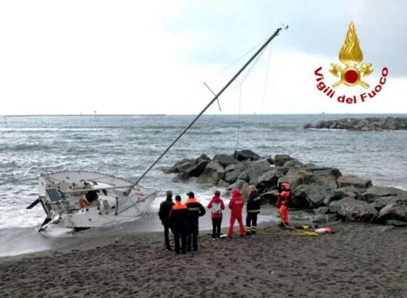 Barca a vela si arena sulla spiaggia di Pegli