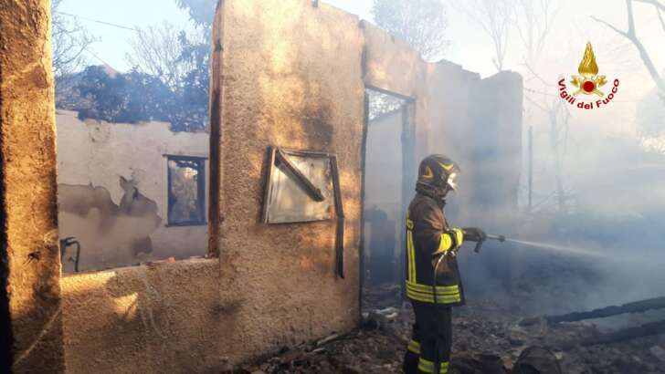 Caperana, baracca va a fuoco: fiamme spente dai VVF