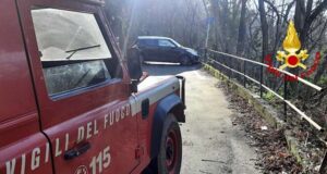 Bolzaneto, segue il navigatore ma rimane incastrato