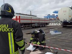 Sversamento in porto, intervengono i VVF del nucleo chimico NBCR