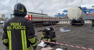 Sversamento in porto, intervengono i VVF del nucleo chimico NBCR