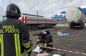 Sversamento in porto, intervengono i VVF del nucleo chimico Nbcr Sversamento in porto, intervengono i VVF del nucleo chimico NBCR