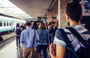 Caos treni a Genova, stamane ritardi fino a 120 minuti. Pendolari imbufaliti