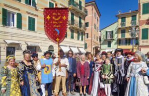 Varazze tra sfilate e processioni Varazze tra sfilate e processioni