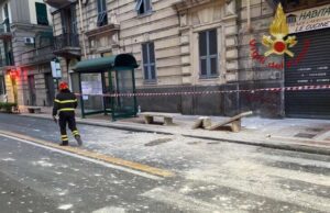 Cade cornicione in via XXIV Maggio alla Spezia, donna ferita Cade cornicione in via XXIV Maggio alla Spezia, donna ferita