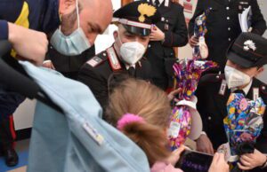 Carabinieri dal cuore grande così: consegnate uova di cioccolato ai bimbi del Gaslini