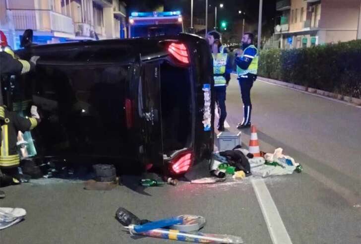 Incidente in corso Europa, auto finisce su un fianco