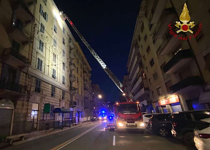 Cade cornicione in via XXIV Maggio alla Spezia, donna ferita