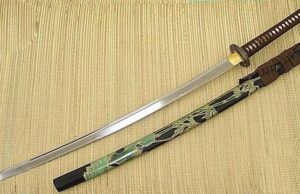 Addetto pulizie uffici pubblici si porta la katana sul lavoro: peruviano denunciato