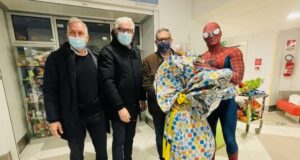 Spiderman porta le uova ai bambini del Gaslini