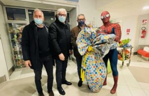 Spiderman porta le uova ai bambini del Gaslini Spiderman porta le uova ai bambini del Gaslini