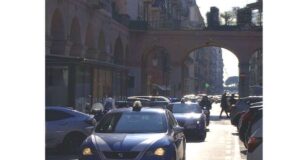Ruba in un negozio ed aggredisce agenti, 26enne arrestato