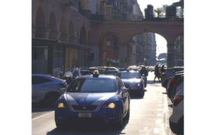 Ruba in un negozio e aggredisce agenti, 26enne arrestato