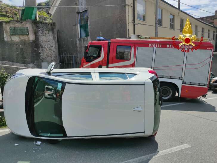 Turchino, auto urta guard rail e finisce su un fianco