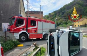 Turchino, auto urta guard rail e finisce su un fianco Turchino, auto urta guard rail e finisce su un fianco