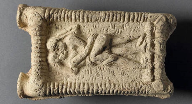 Il bassorilievo babilonese del 1800 a.C. che documenta il più antico bacio (fonte: © The Trustees of the British Museum)